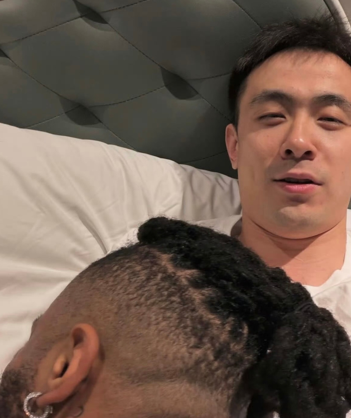 360直播-辽宁新CP组合？莫兰德趴在赵继伟身上撒娇，机场落地还聊了一路|杨鸣|辽宁男篮|季后赛|沈阳|球迷_新浪体育_新浪新闻